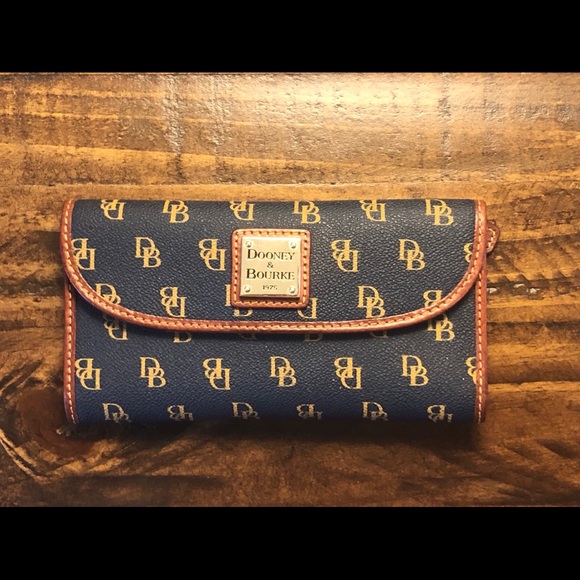 Dooney & Bourke Handbags - Dooney and Bourke wallet